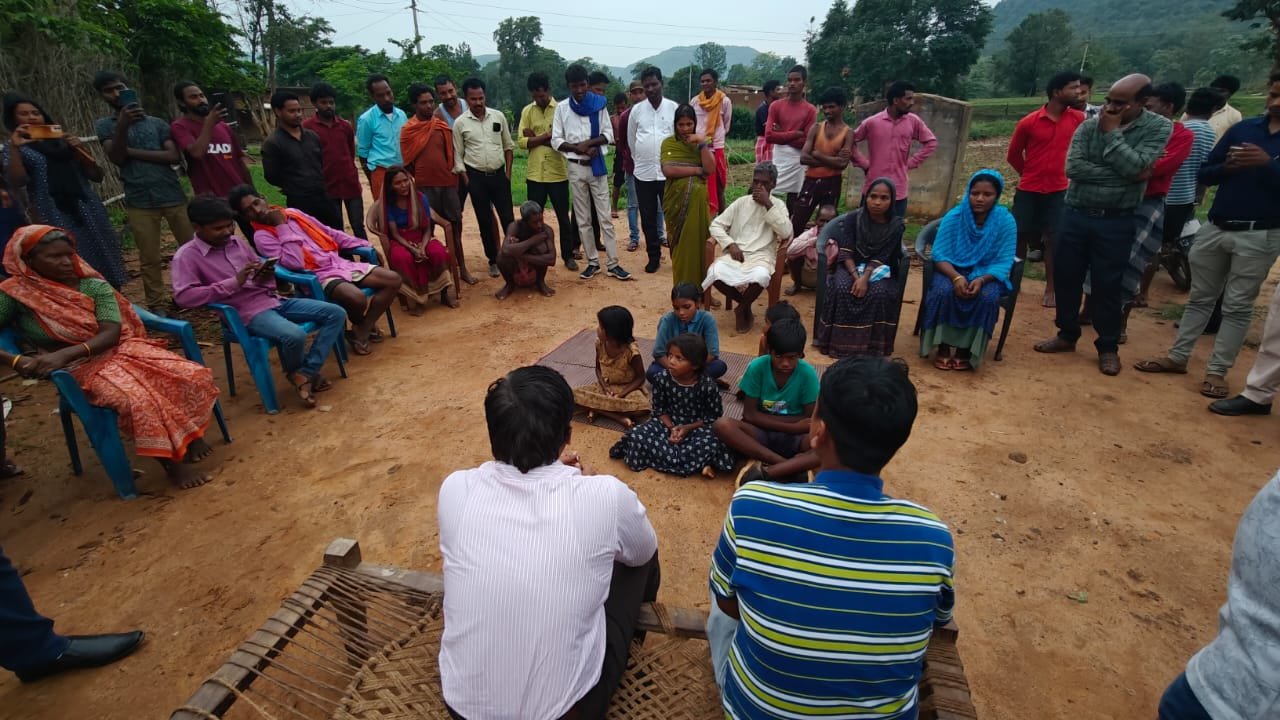 कलेक्टर ने पण्डो बस्ती का किया दौरा, ग्रामीणों से की मुलाकात, सुविधाओं का लिया जायजा