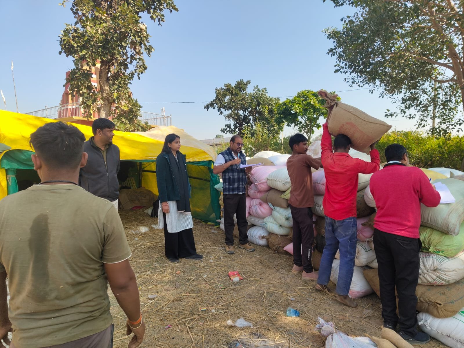 धान खरीदी केंद्र भैयाथान में राजस्व विभाग की कार्रवाई, 157 बोरी अवैध धान व पिकअप वाहन जप्त