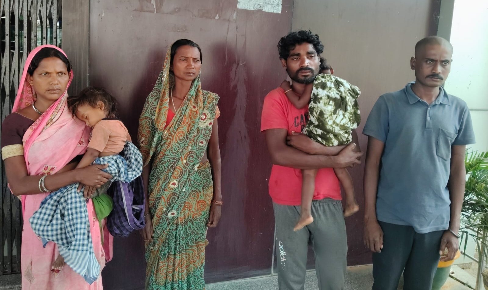 हम भीख नहीं मंगवाते': बच्चों को जबरन ले जाने के आरोप में फूटा ग्रामीणों का गुस्सा, परिजनों ने लगाई न्याय की गुहार