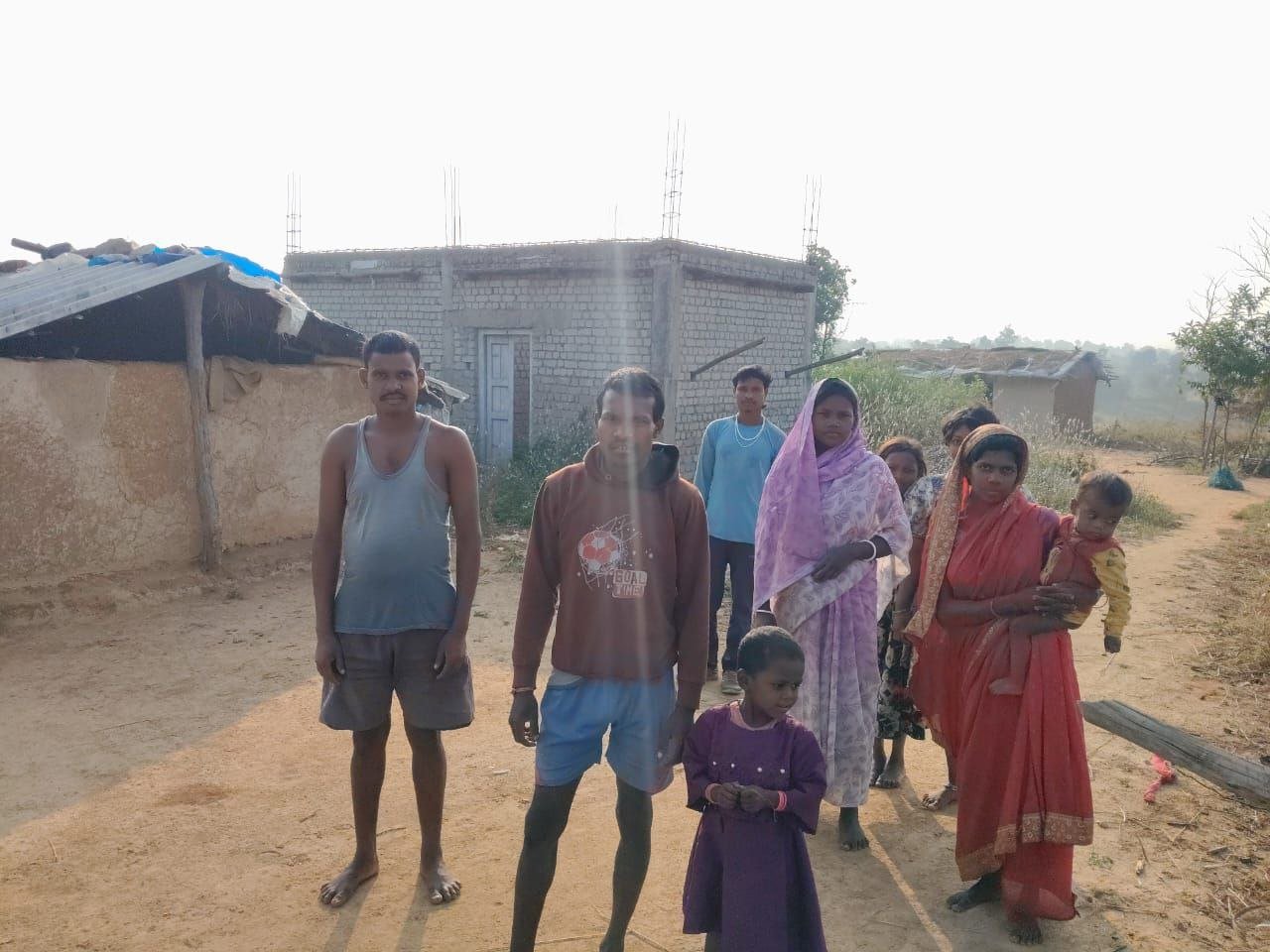 पण्डो जनजाति आज भी अंधेरे में&mdash;खंभे लगे, तार नहीं; विभागों की उदासीनता पर ग्रामीणों में आक्रोश